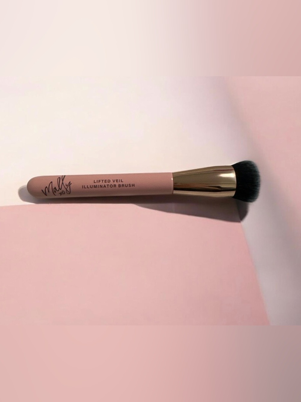 Mally Beauty Lifted Veil Illuminator Brush - Soft Pink & Gold